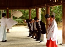 世界遺産　上賀茂神社へ式年遷宮の年に作品奉納
